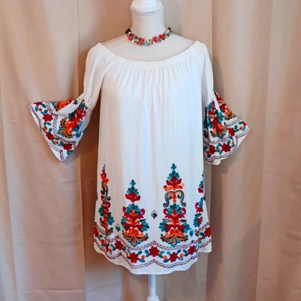 Almost Pink Boutique Brand🌹 WM White Lined Embroidered Dress. Bell Sleeves